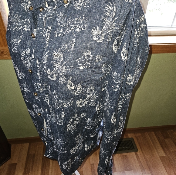 Hollister large button down long sleeve shirt. - Picture 2 of 10